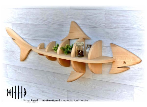 étagère murale en forme de requin avec pots à épices et plantes d'ornements