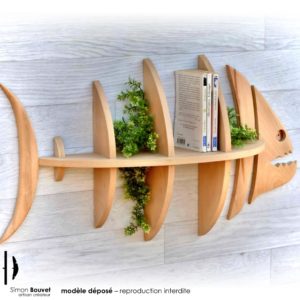 étagère piranha vue de profil avec livres et plantes vertes