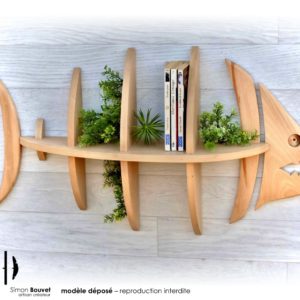 étagère murale en forme de piranha avec livres et plantes d'ornement
