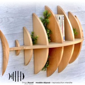 étagère poisson 80cm vue arrière avec livres et plantes vertes