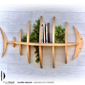 étagère poisson 80cm vue de face avec livres et plantes vertes