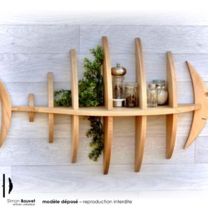 étagère poisson 80cm vue de face avec pots à épices et plantes vertes