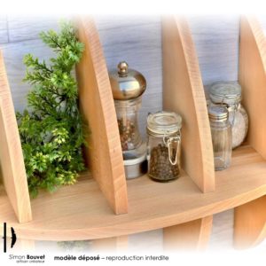 étagère poisson 80cm vue rapprochée avec pots à épices et plantes vertes