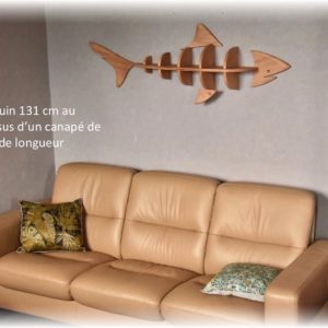 étagère requin 131cm au dessus d'un canapé de 2m de longueur