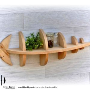 étagère poisson 66cm vue de devant avec pots à épices et plantes vertes