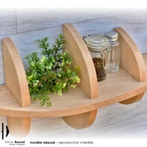 étagère poisson 66cm vue rapprochée avec pots à épices et plantes vertes