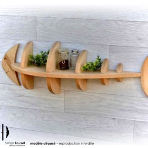 étagère poisson 66cm vue arrière avec pots à épices et plantes vertes