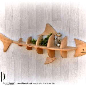 étagère requin 130cm vue de profil avec pots à épices et plantes vertes.
