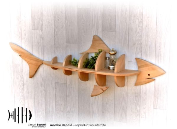 étagère requin 130cm vue de profil avec pots à épices et plantes vertes.