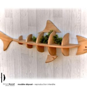 étagère requin 130cm vue de profil avec plantes vertes.