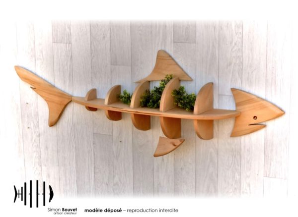 étagère requin 130cm vue de profil avec plantes vertes.