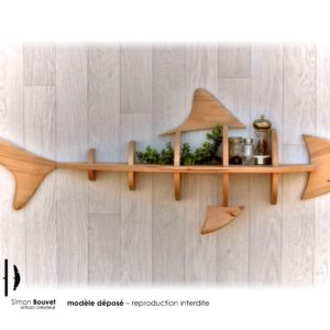 étagère requin 130cm vue de face avec pots à épices et plantes vertes.