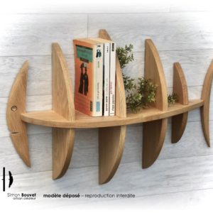 étagère poisson 60cm vue de profil avec livres et plantes vertes