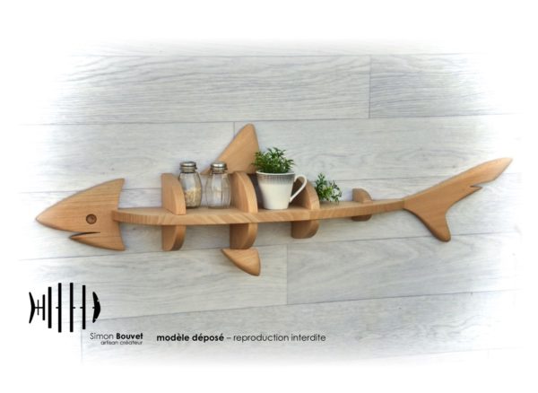 étagère requin 80cm vue de profil avec 2 pots à épices et plantes d'ornements