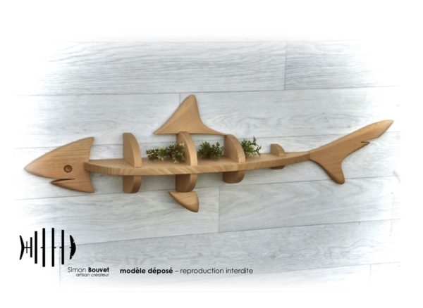 étagère requin 80cm vue de profil avec des plantes d'ornements