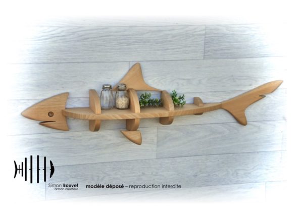 étagère requin 80cm vue de profil avec 2 pots à épices et plantes d'ornements