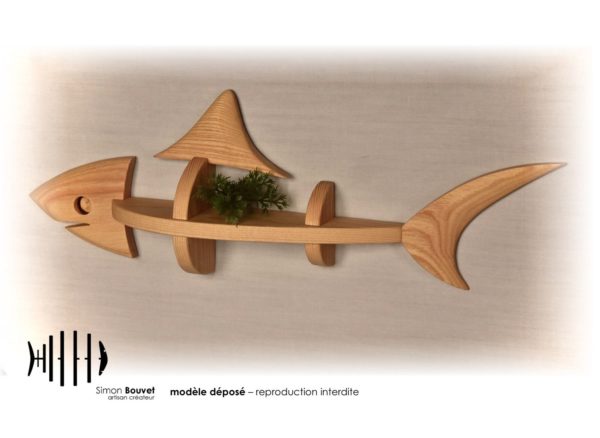étagère requin 43cm vue arrière avec une petite plante