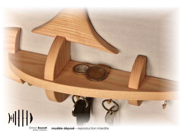 étagère requin 43cm vue rapprochée avec supports à clés et vide poche