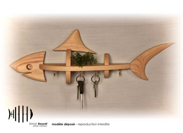 étagère requin 43cm vue de face avec 4 supports à clés et une petite plante