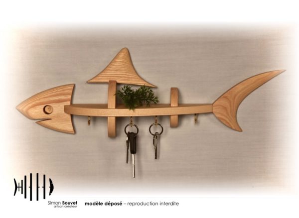 requin 43cm vue de face avec 4 supports à clés et une petite plante