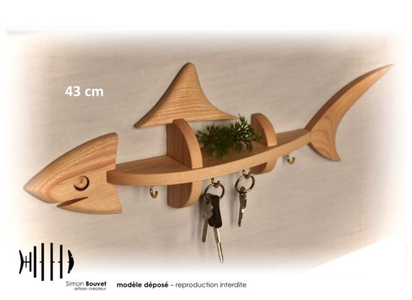 étagère requin 43cm vue avant avec 4 supports à clés et une petite plante