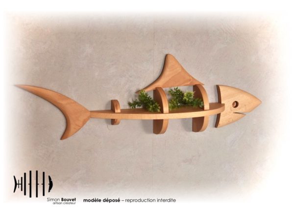 vue arrière de l'étagère requin 55cm avec deux petites plantes vertes