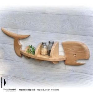 vue avant de la baleine 57cm avec des épices et des plantes d'ornement