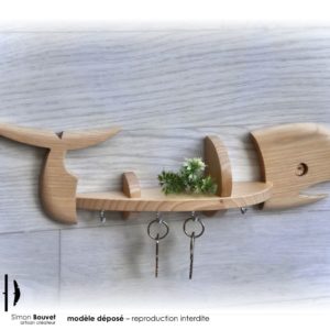 vue arrière de la baleine avec 4 crochets à clés et une plante d'ornement